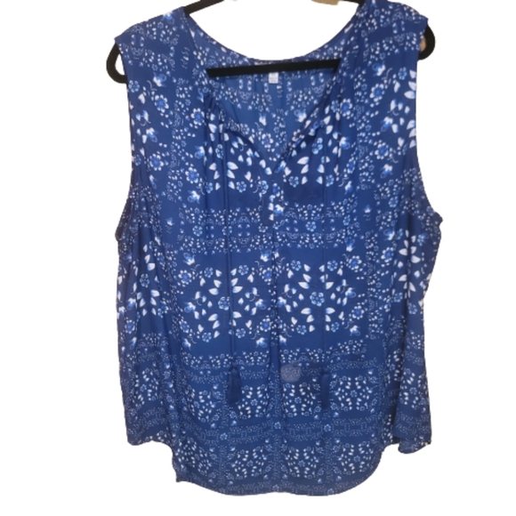 Q&A Blue and White Print top - Picture 1 of 6